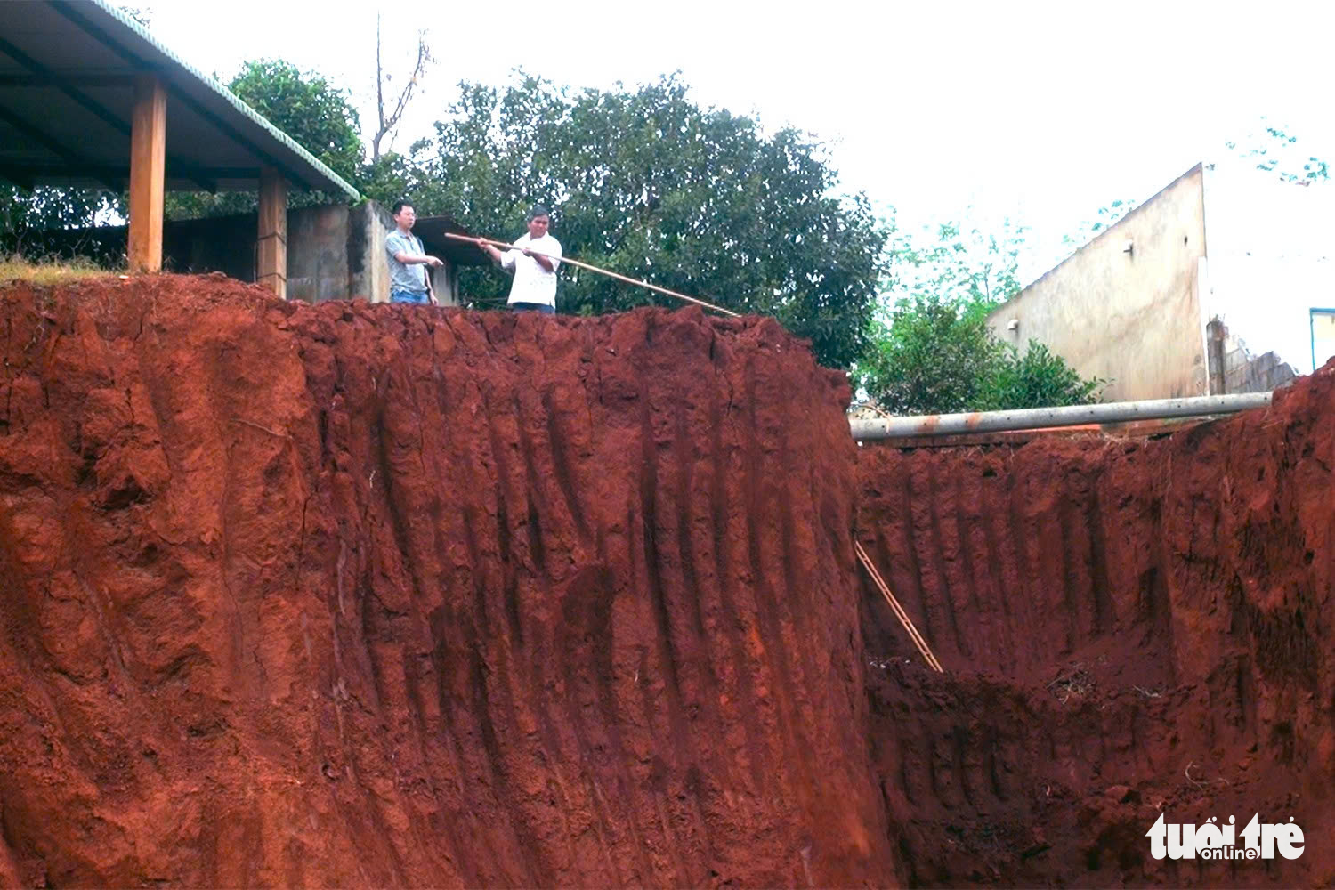 Những dấu hiệu vi phạm vụ hạ cốt nền khiến nhà dân cheo leo ra sao? 1 Đồng Nai - Ảnh 1.