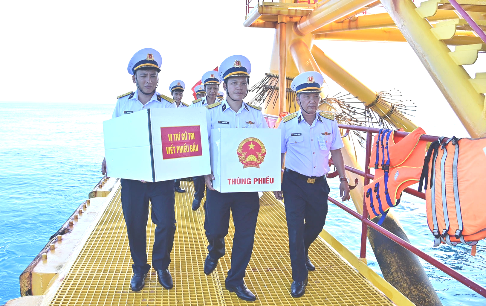 Những lá phiếu bầu cử đầu tiên nơi đầu sóng - Ảnh 1.