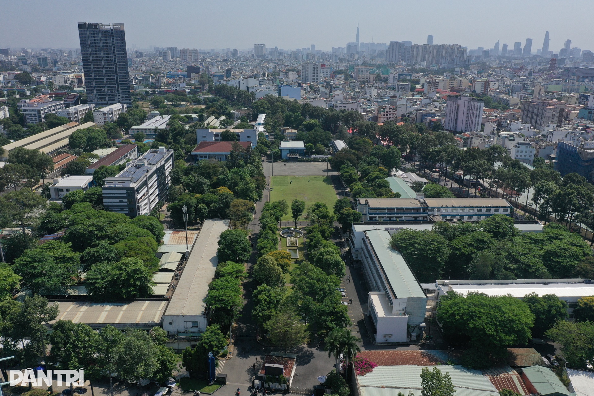 Những ngôi trường đại học lâu đời nằm giữa lòng trung tâm TPHCM - 1