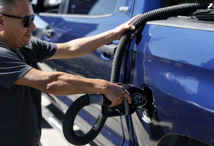 Người dân Mỹ đổ xăng tại trạm ở Mill Valley, bang California. Ảnh: AFP