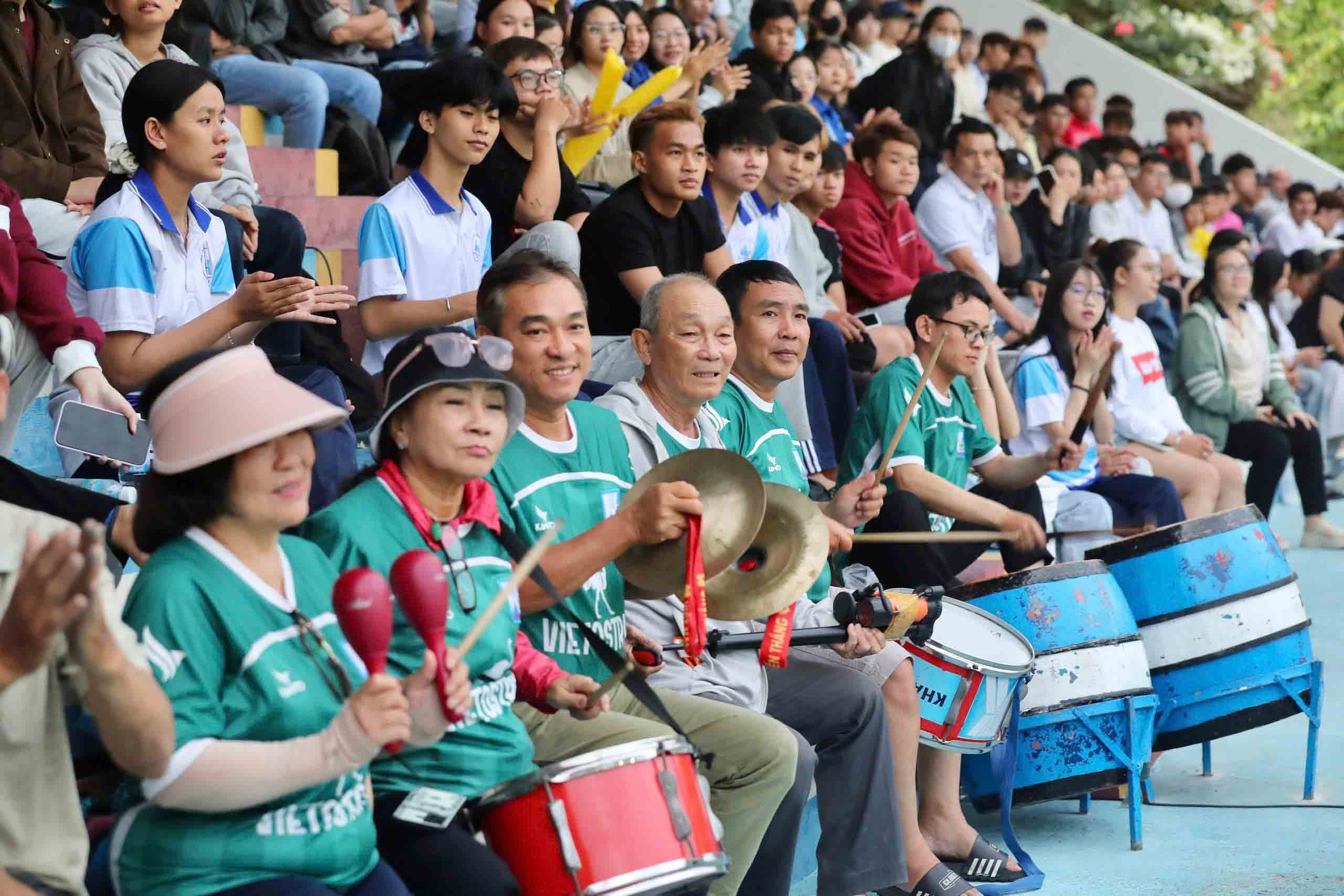 Những người hùng thầm lặng tại sân Nha Trang- Ảnh 1.