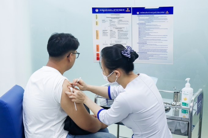 Người dân tiêm phòng cúm đầu năm tại Hệ thống Tiêm chủng VNVC. Ảnh: Bình An