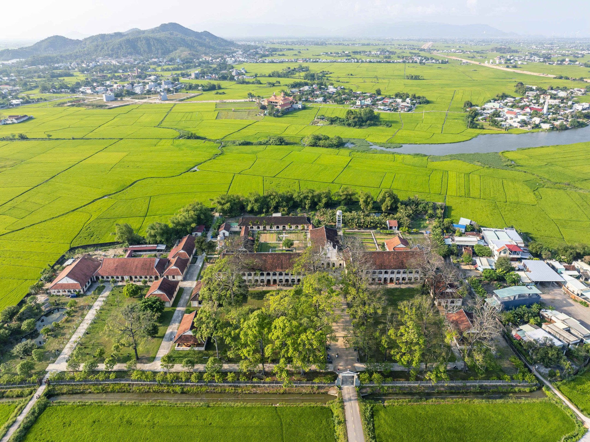 Những nhà thờ độc đáo: Làng Sông - nơi chữ Quốc ngữ in dấu hơn một thế kỷ- Ảnh 1. Những nhà thờ độc đáo: Làng Sông - nơi chữ Quốc ngữ in dấu hơn một thế kỷ- Ảnh 1.