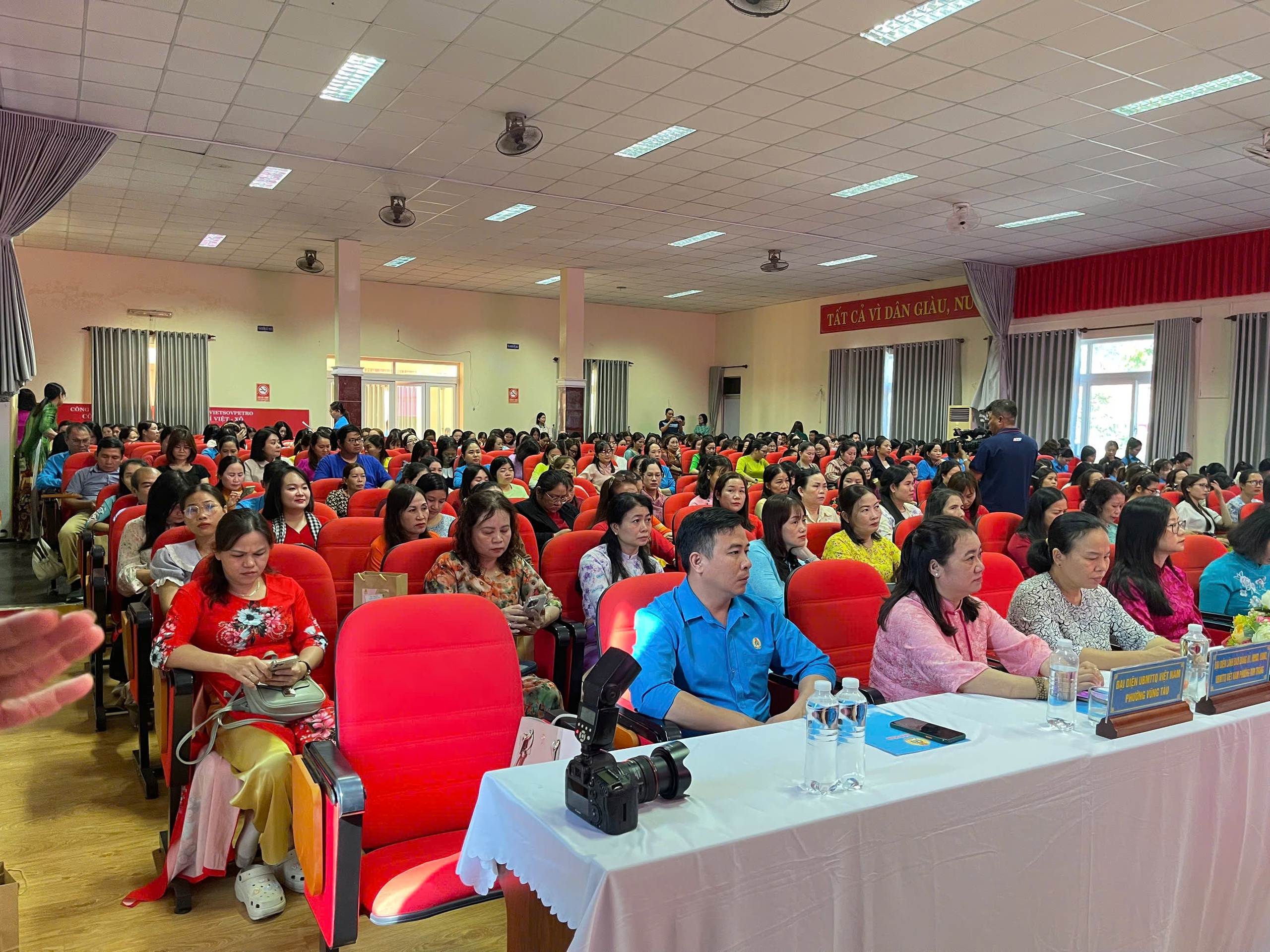 Những phần quà đặc biệt cho người lao động nhân dịp 8-3 - Ảnh 1.