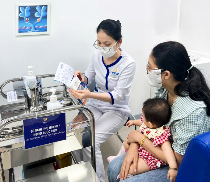 Người dân từ Đặc khu Phú Quốc đưa trẻ đến VNVC Châu Thành, An Giang để tiêm ngừa não mô cầu, sáng 20/3. Ảnh: Mộc Thảo