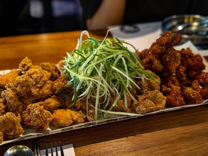 Người bệnh polyp túi mật cần lưu ý hạn chế thực phẩm chế biến sẵn không lành mạnh, trong đó có gà rán. Ảnh: Quốc An