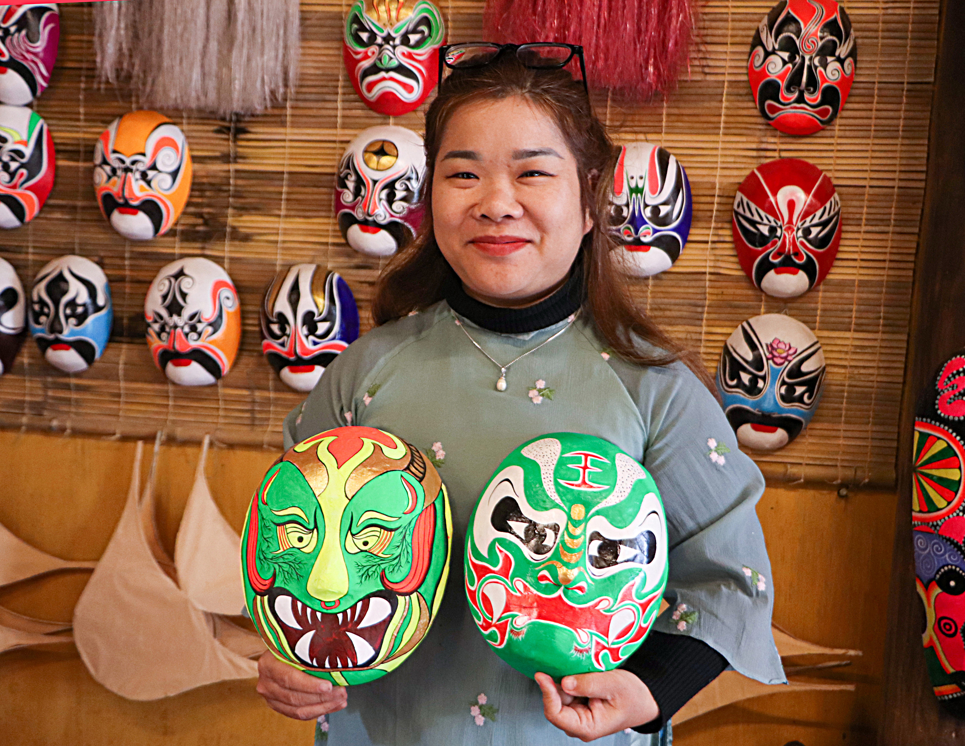 Niềm đam mê mặt nạ hát bội - Ảnh 1.