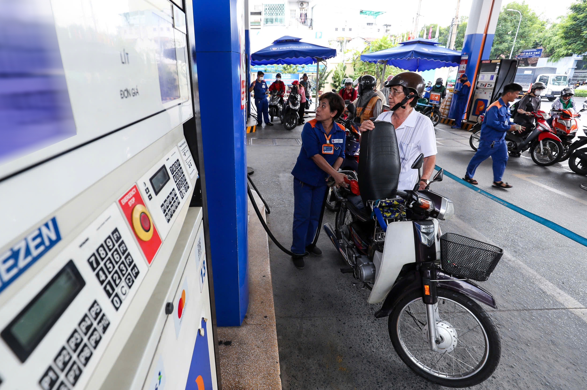 Nỗ lực đảm bảo nguồn cung xăng dầu- Ảnh 1.