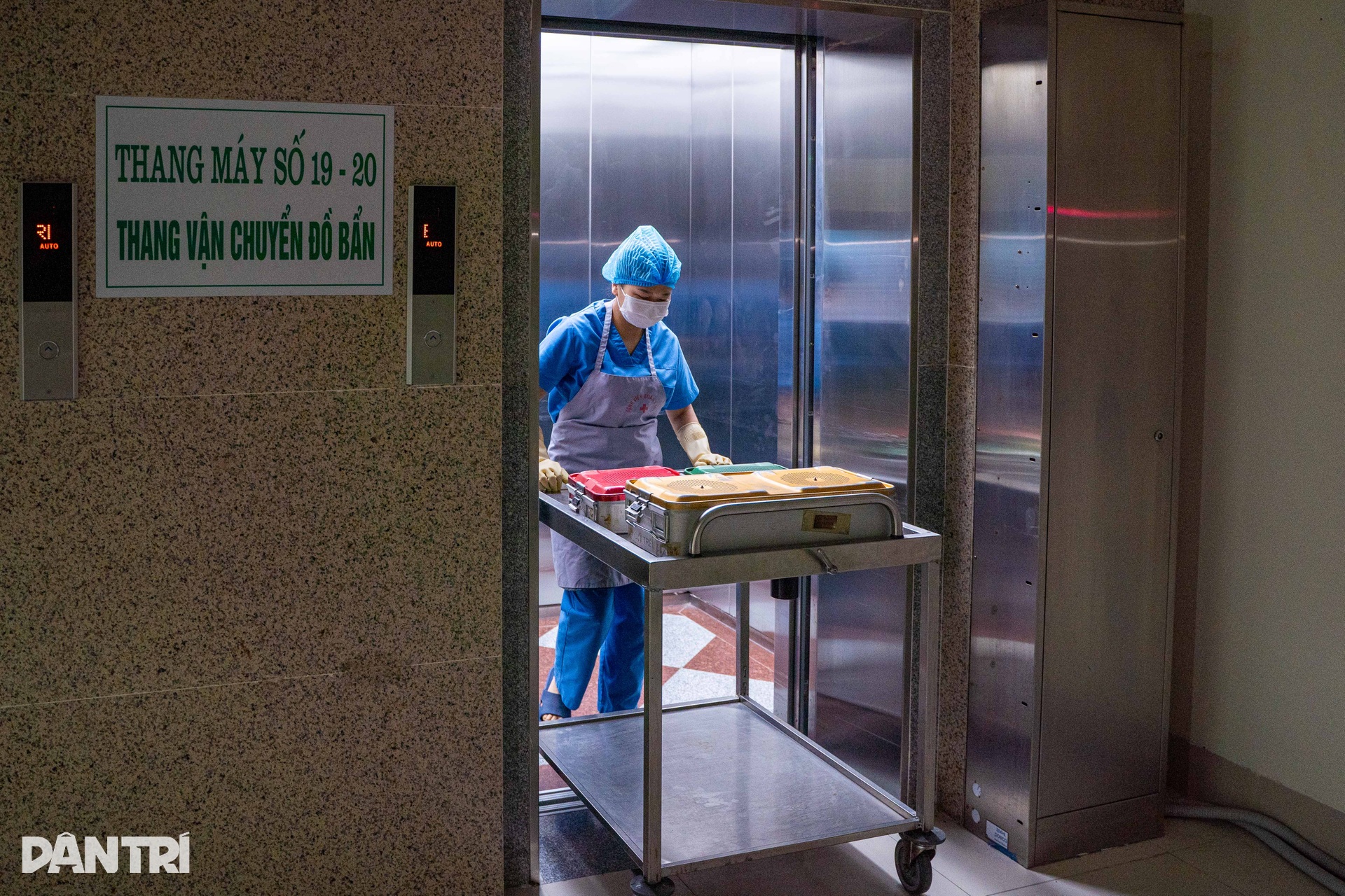 Nơi làm sạch, tiệt khuẩn cho hàng trăm bộ dụng cụ, thiết bị mổ mỗi ngày - 1 Nơi làm sạch, tiệt khuẩn cho hàng trăm bộ dụng cụ, thiết bị mổ mỗi ngày - 1