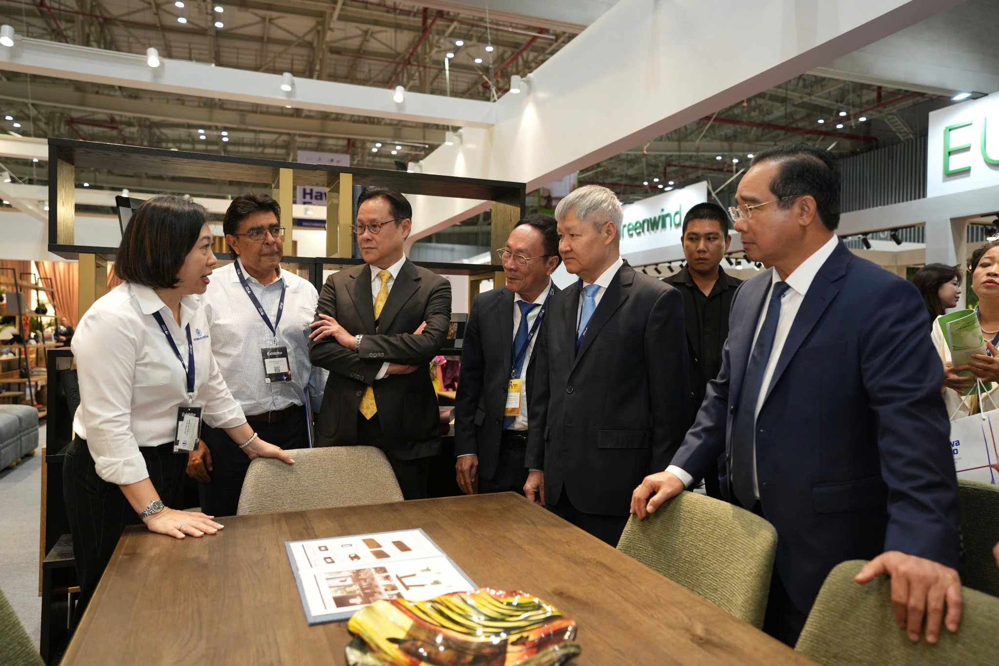 Nội thất gỗ Việt Nam rộng cửa bán thẳng cho người tiêu dùng Mỹ 1 nội thất - Ảnh 1.