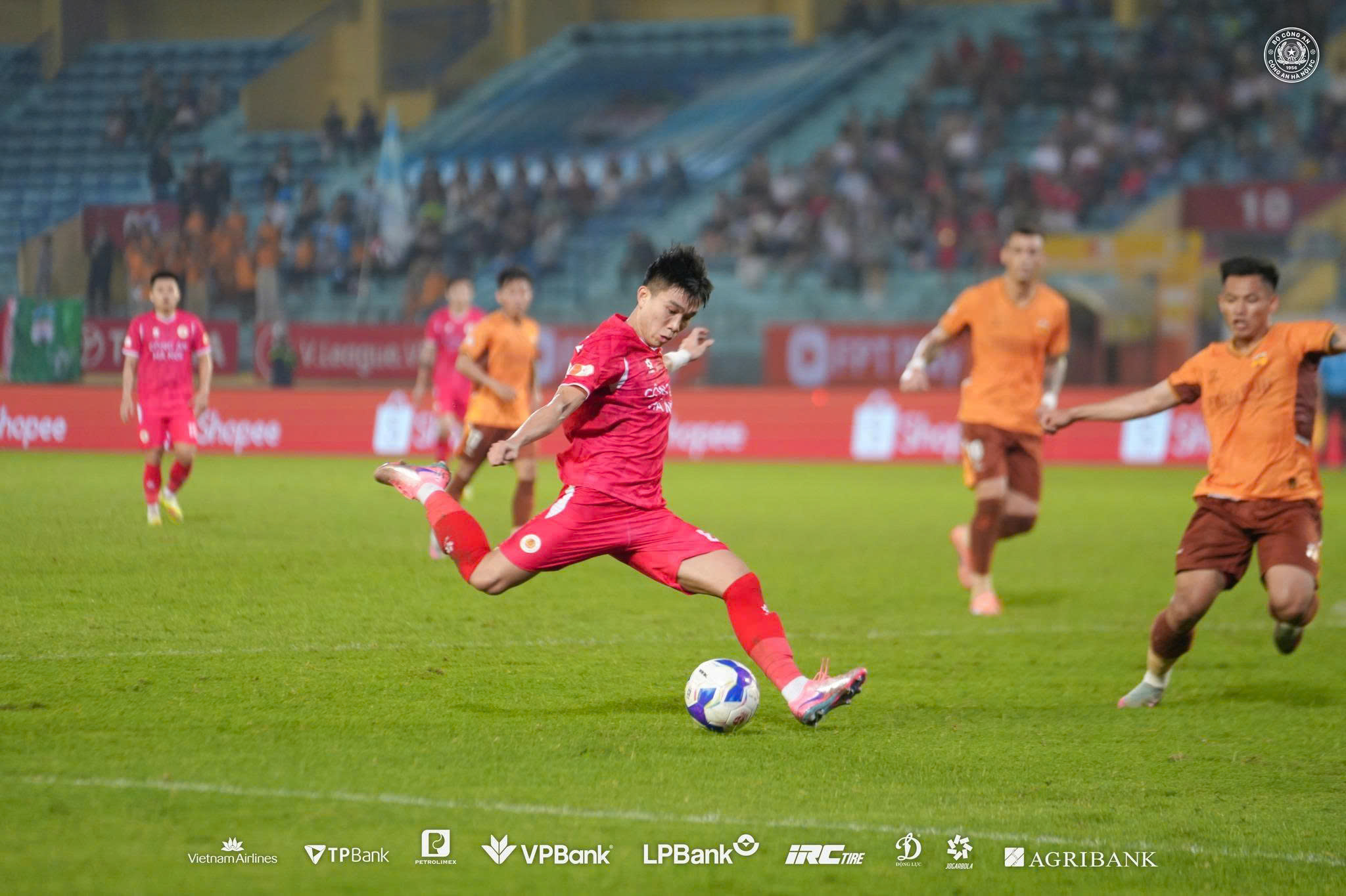 Kết quả vòng 14 V-League: Nóng bỏng cuộc đua 2 đầu bảng xếp hạng - Ảnh 1.