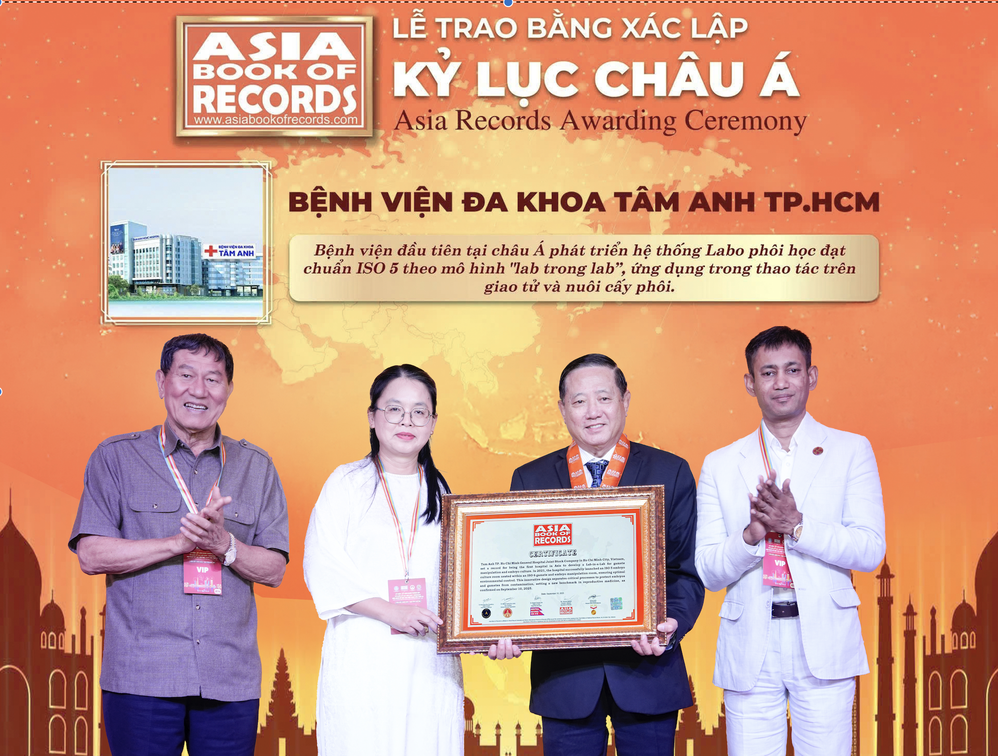 Nu bac si thiet ke mo hinh thu tinh ong