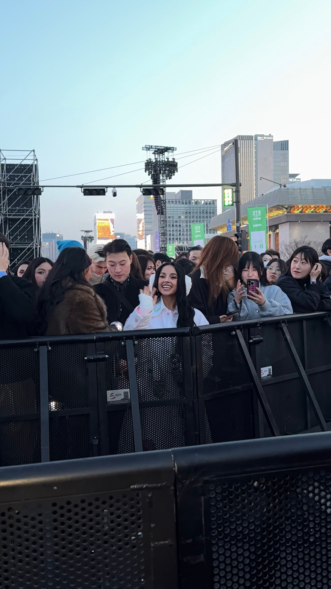 Nữ ca sĩ vượt nửa vòng trái đất, sáng trưng giữa 260.000 người dự concert của BTS- Ảnh 1.