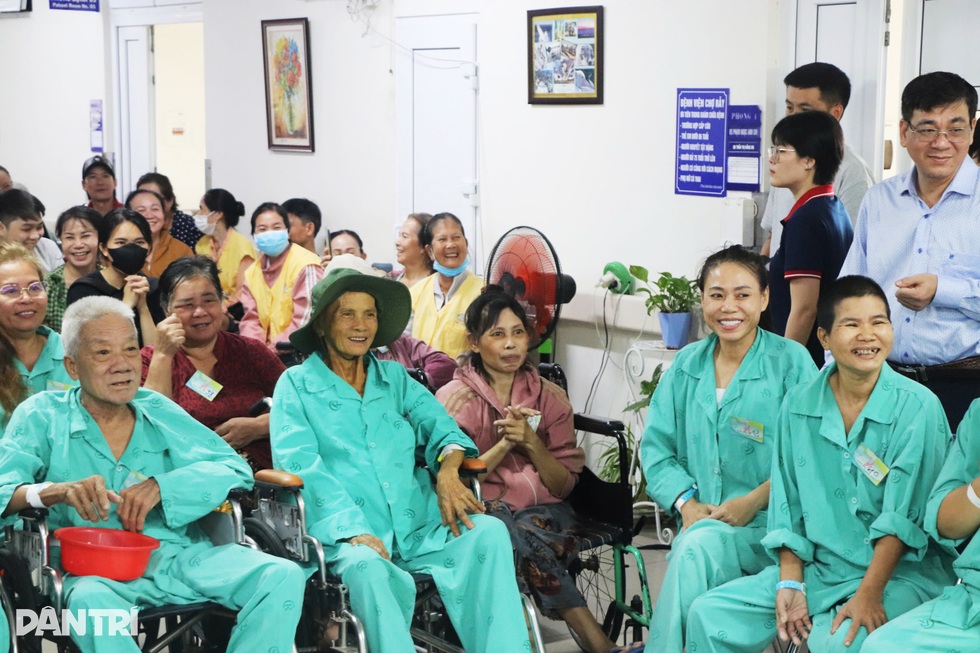 Nữ chiến binh K chạy bộ trước khi mổ khối u, đầu cạo trọc tham gia marathon - 1