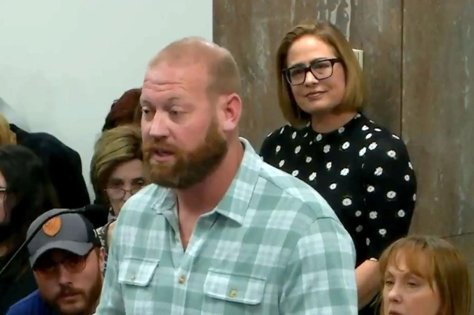 Bà Kyrsten Sinema (áo đen) nhìn vệ sĩ Matthew Ammel từ phía sau. Ảnh: Arizona Capitol TV