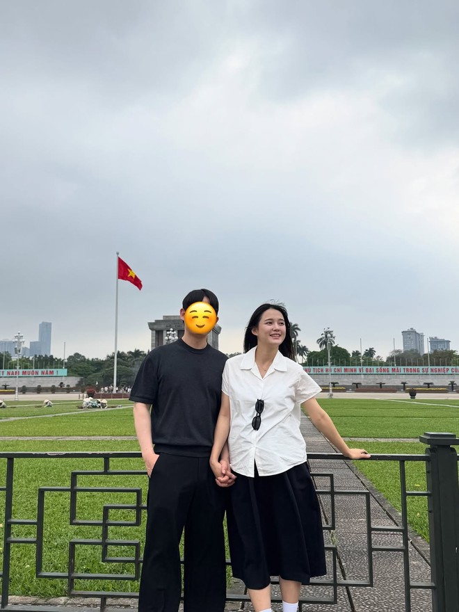 Nữ diễn viên Hàn Quốc ăn phở, uống cà phê đường tàu ở Hà Nội- Ảnh 1.