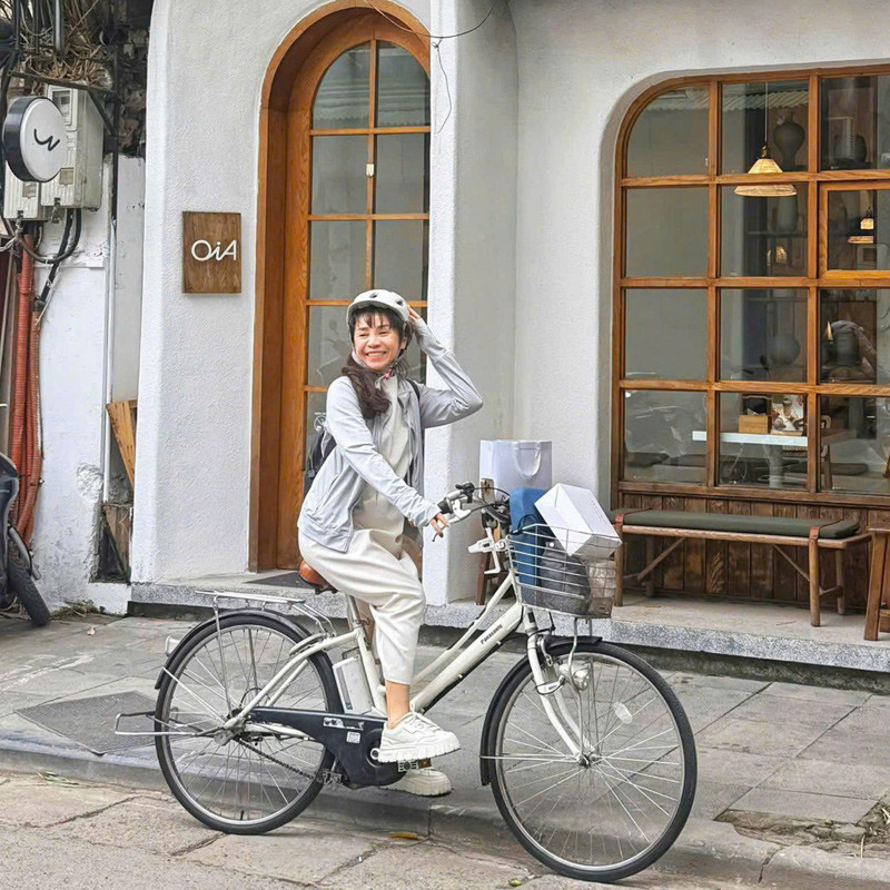 Nữ giảng viên Hà Nội 13 năm đạp xe đi làm , không lo giá xăng tăng - Ảnh 2.