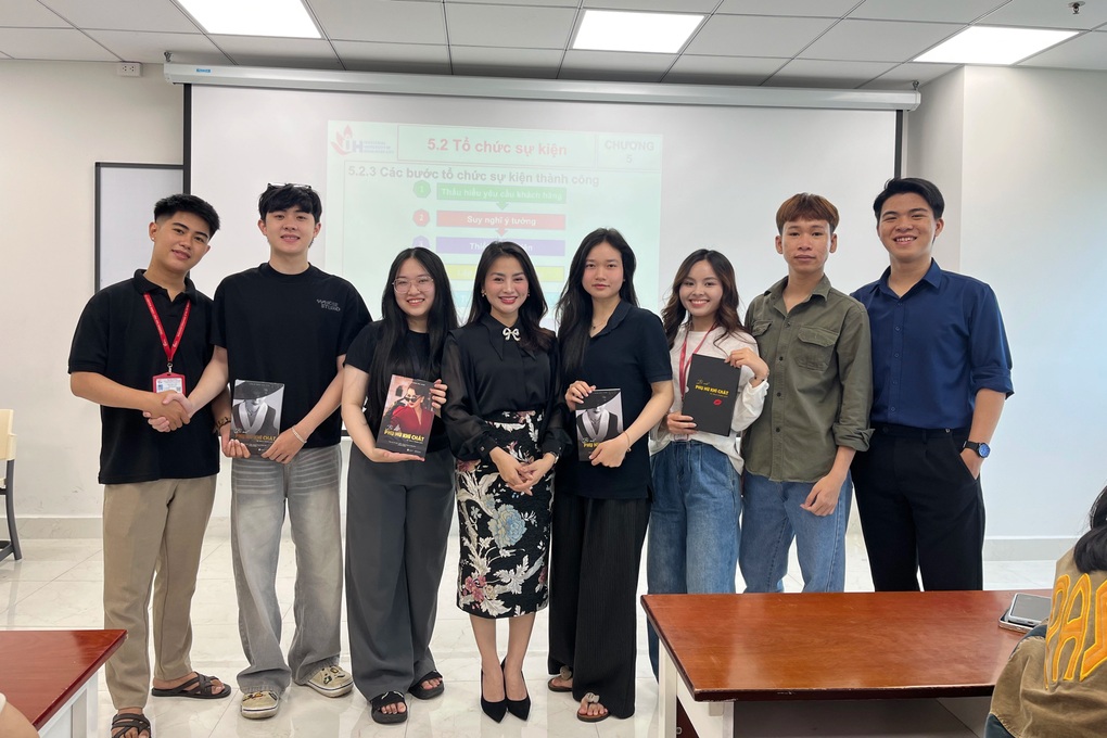 Nữ giảng viên thưởng 1 triệu, tặng son cho sinh viên làm tốt bài tập về nhà - 2