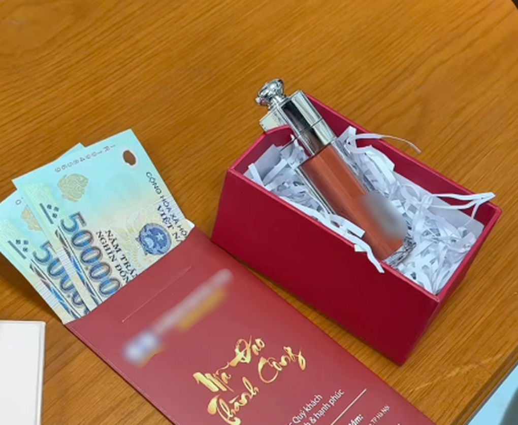 Nữ giảng viên thưởng 1 triệu, tặng son cho sinh viên làm tốt bài tập về nhà - 1