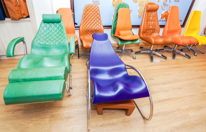 Một số mẫu ghế nằm ứng dụng sáng chế của bác sĩ Loan đã được thương mại hóa. Ảnh: Bảo Lâm