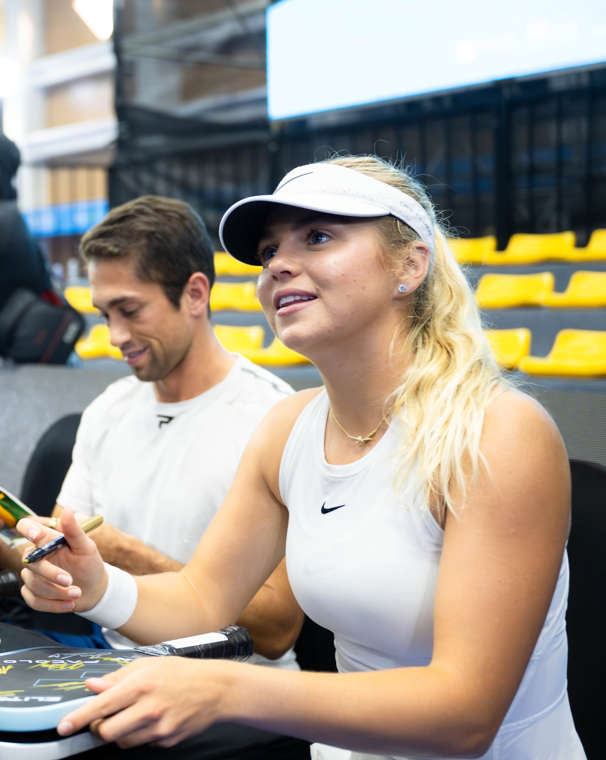 Nữ hoàng pickleball Anna Leigh Waters cùng dàn sao PPA hồ hởi kí tặng người hâm mộ Việt Nam- Ảnh 1. Nữ hoàng pickleball Anna Leigh Waters cùng dàn sao PPA hồ hởi kí tặng người hâm mộ Việt Nam- Ảnh 1.