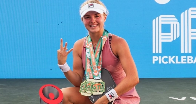 Waters mừng Triple Crown - vô địch đơn nữ, đôi nữ, đôi nam nữ tại Atlanta Championships hồi tháng 5/2025. Ảnh: TDPickleball