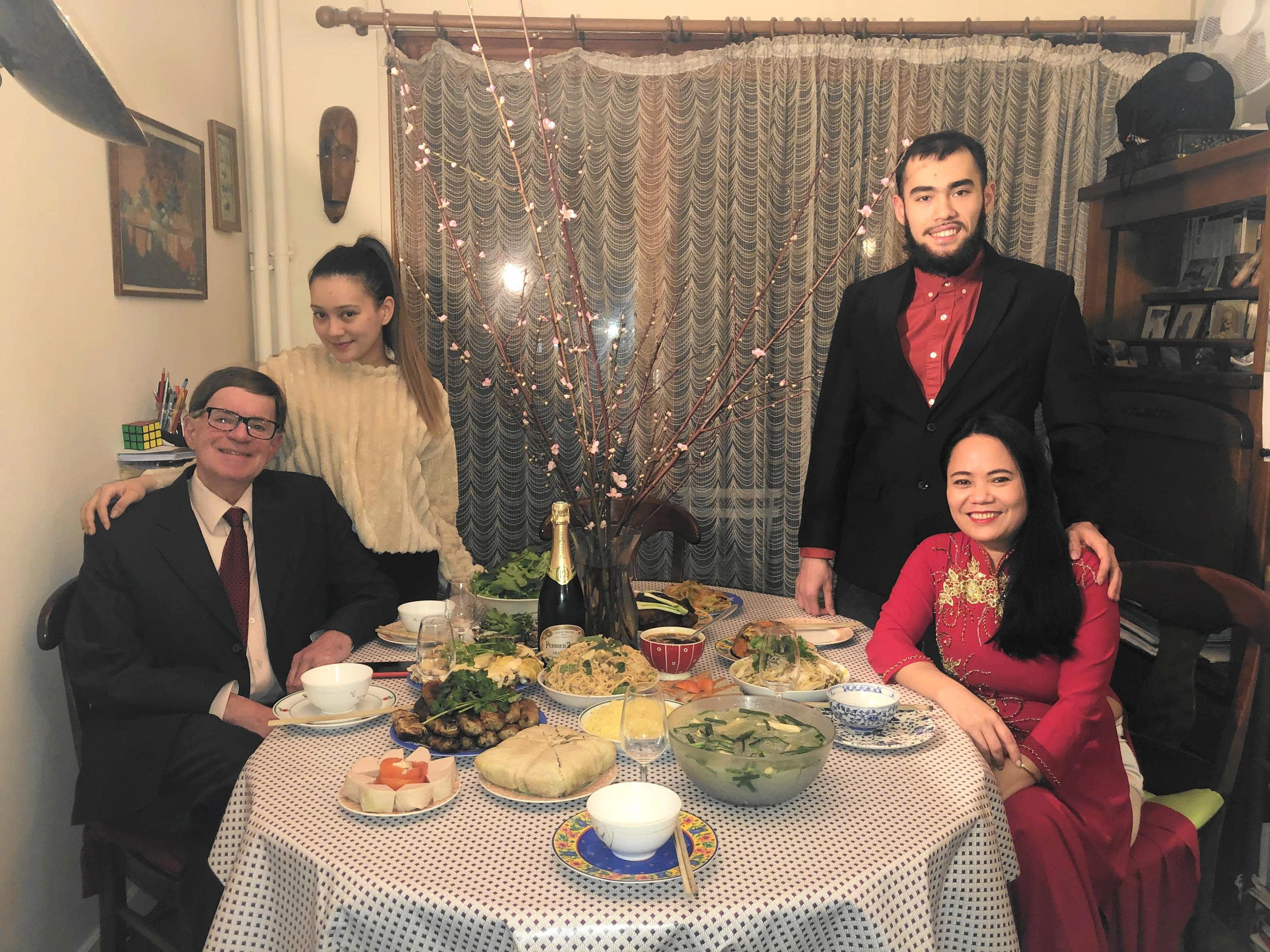 Nữ nhà văn kể chuyện quê hương - Ảnh 1.