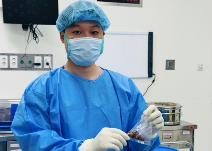 Bác sĩ Mai Vân Lực mổ lấy sỏi cho bệnh nhân. (Ảnh: BSCC)