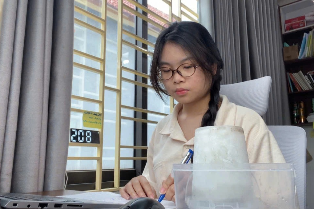 Nữ sinh gây chú ý bởi phương pháp học “chờ đồ vật rã đông” - 1