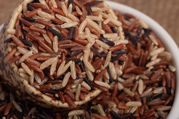 Trà gạo lứt kết hợp cùng chế độ ăn khoa học sẽ hỗ trợ thải độc gan hiệu quả. Ảnh minh họa: Vecteezy