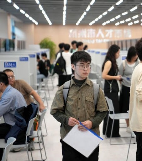 Gửi 100 CV chỉ để nhận ra “cơ hội không dành cho mình”: Ở lại thành phố nghĩa là tiếp tục tiêu tiền, đành về quê- Ảnh 1.