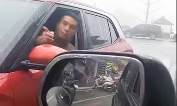 Ô tô 22A-240.09 đi ngược chiều, tài xế không nhường đường còn thách thức 