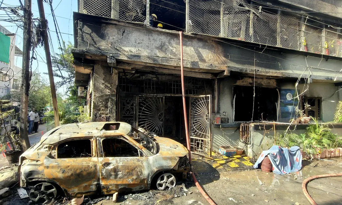 Ô tô điện bốc cháy khi đang sạc, 8 người một nhà mắc kẹt trong đám cháy tử vong ở Ấn Độ- Ảnh 1.