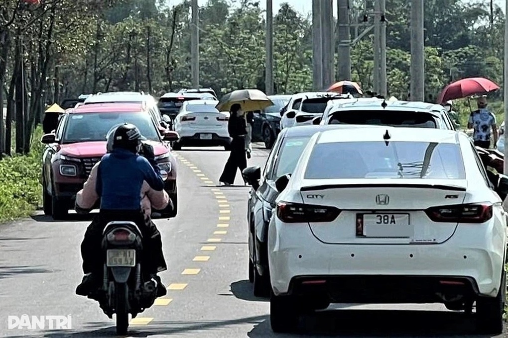 Ô tô đỗ kín đường, cò đất tấp nập tại khu quy hoạch dân cư nông thôn - 1