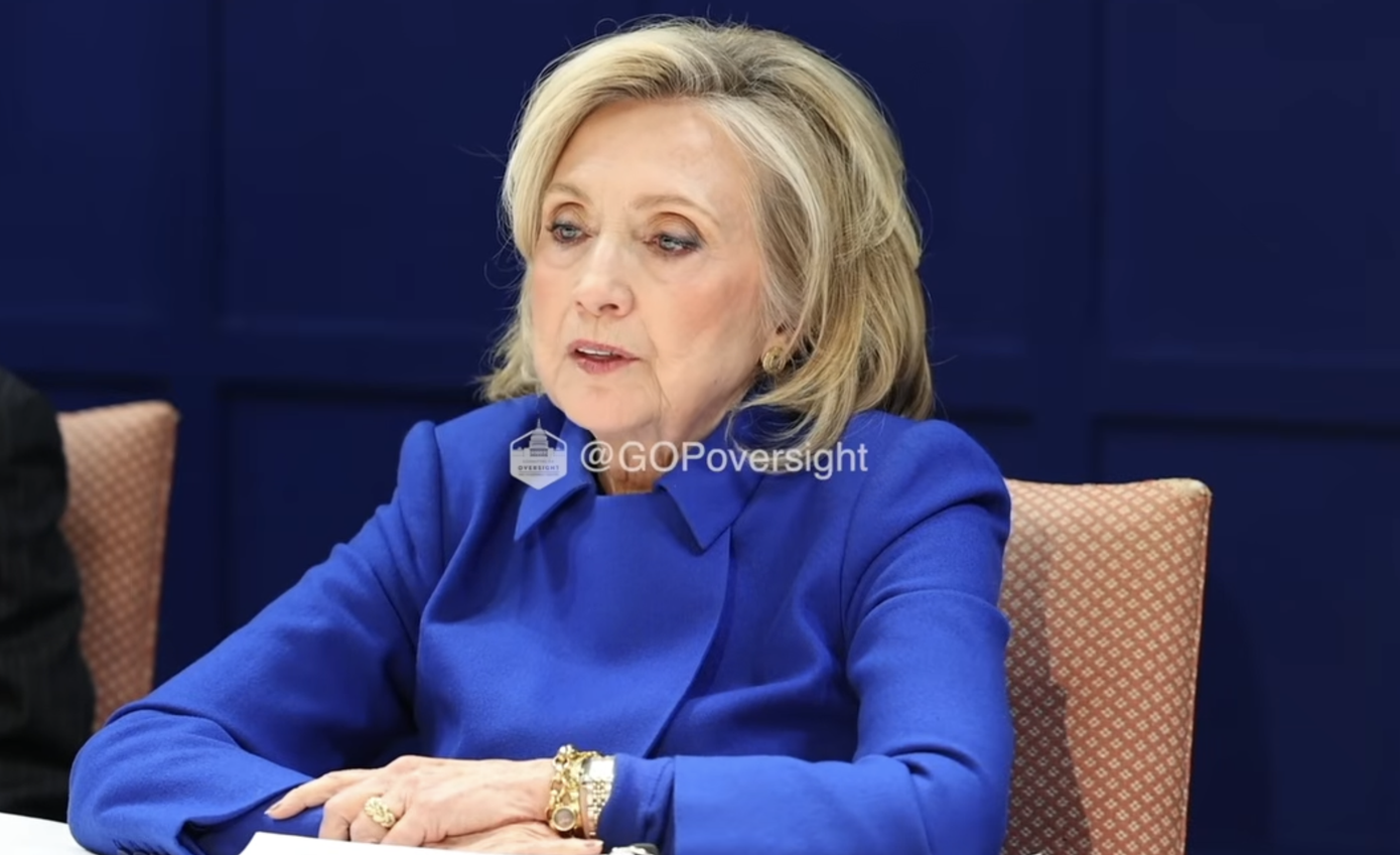 Ông Bill Clinton run tay, bà Hillary đập bàn nổi giận tại buổi điều trần- Ảnh 2.