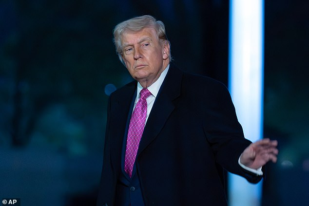 Tổng thống Donald Trump nói “Mỹ đang kiểm soát eo biển Hormuz” - Ảnh 1.