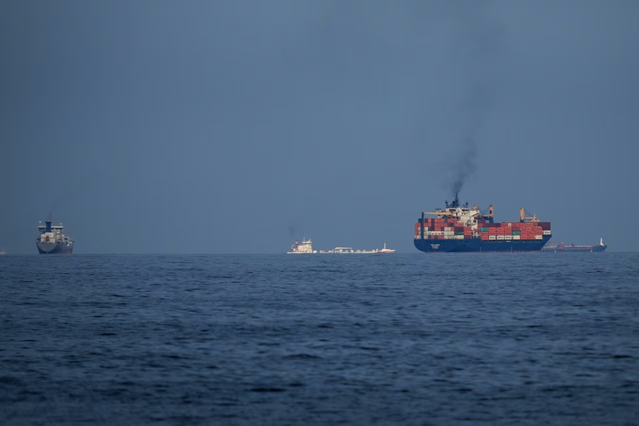 Ông Donald Trump tuyên bố bất ngờ về Hormuz, các nước thận trọng - Ảnh 1. Ông Donald Trump tuyên bố bất ngờ về tàu chiến, Anh - Trung Quốc thận trọng - Ảnh 1.