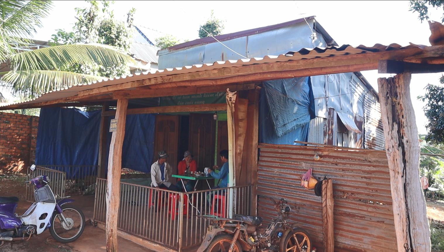 Ông Dũng khuyết tật đội nắng vá đường ở Đồng Nai, có tiền cũng không làm được- Ảnh 7.