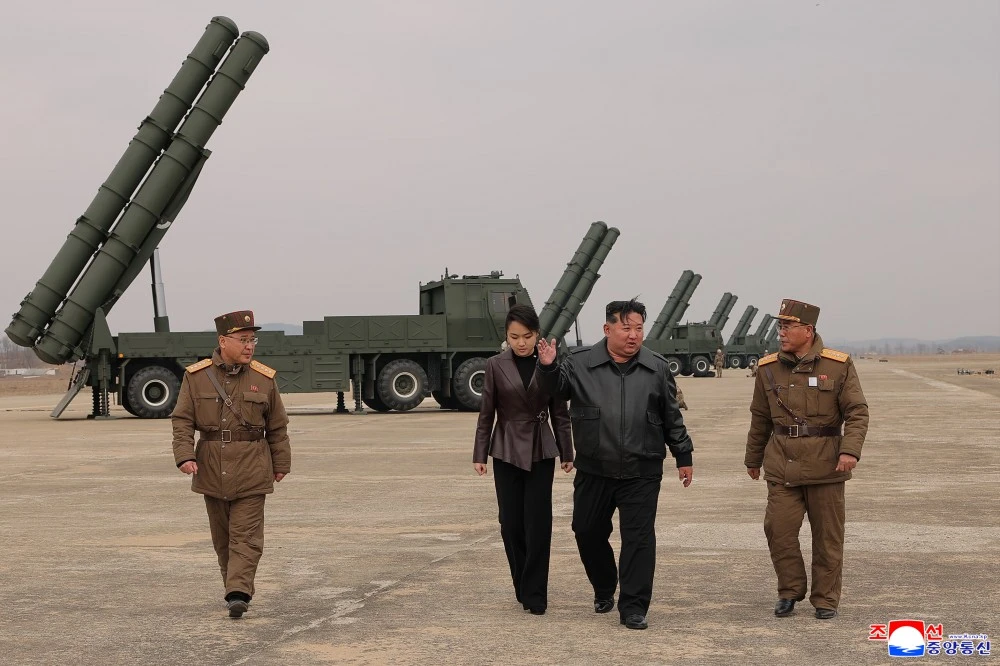 Nhà lãnh đạo Triều Tiên Kim Jong-un (áo da đen) cùng con gái thị sát cuộc tập trận pháo binh tầm xa hôm 14-3. Ảnh: KCNA 1503 Triều Tiên thông tin về vụ loạt tên lửa phóng về Biển Nhật Bản giữa lúc Mỹ-Hàn tập trận.png