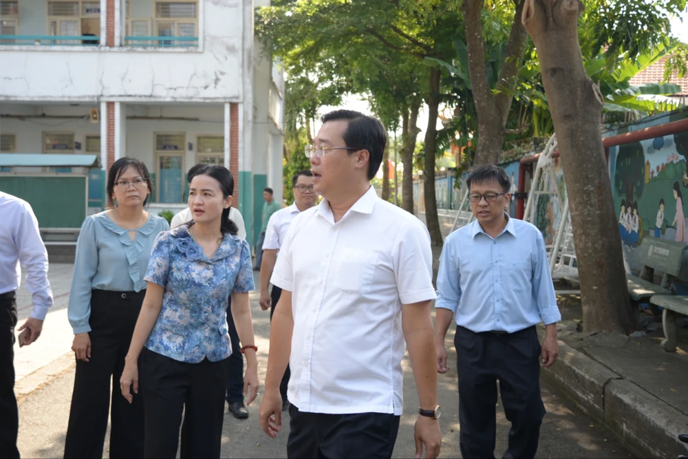 Phó Bí thư Thường trực Thành ủy TP.HCM Lê Quốc Phong kiểm tra công tác tổ chức bầu cử -bau-cu-lanh-dao-tphcm-kiem-tra-chuan-bi 5.jpg