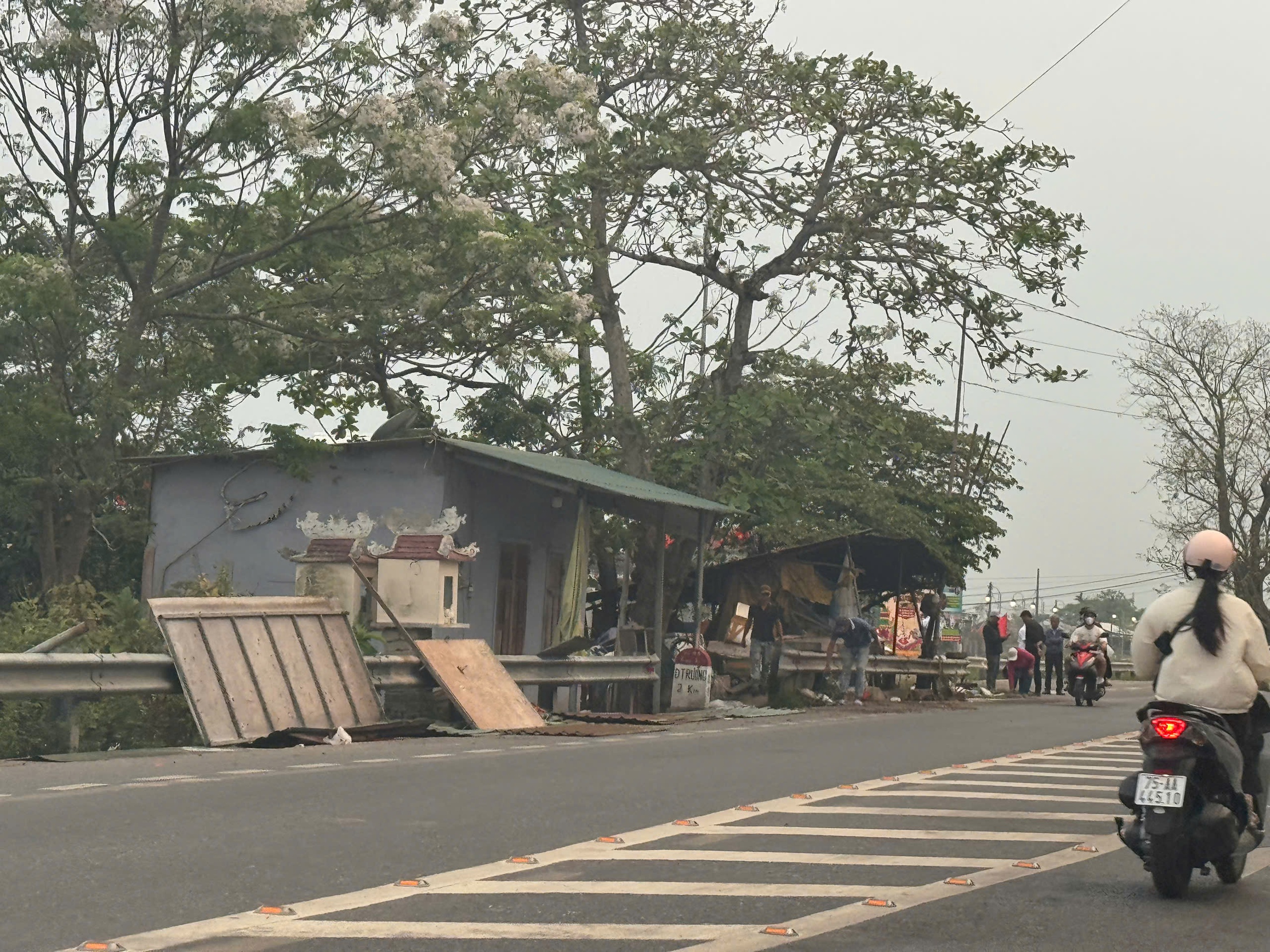 Ông Lững đã rời đi, điểm tắc mặt bằng cầu Mỹ An đã được giải phóng - Ảnh 1.