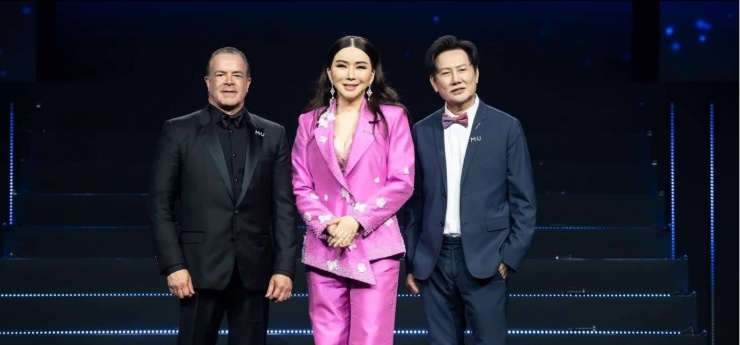 Anne Jakrajutatip đã từ chức khỏi tất cả vị trí điều hành tại tổ chức Miss Universe.