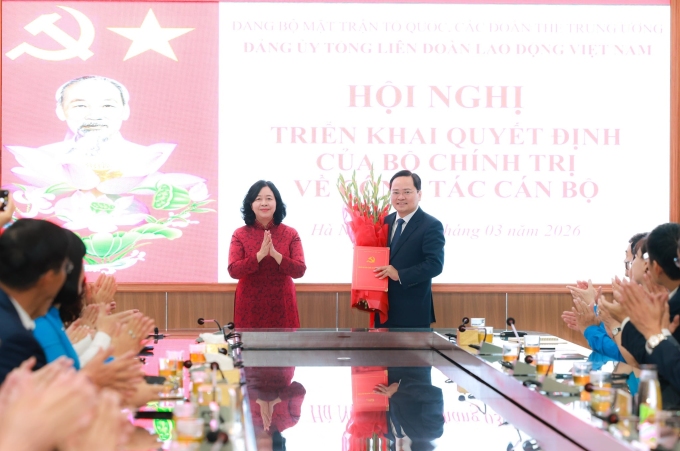 Ông Nguyễn Anh Tuấn nhận quyết định của Bộ Chính trị, sáng 2/3. Ảnh: Hồng Chiêu