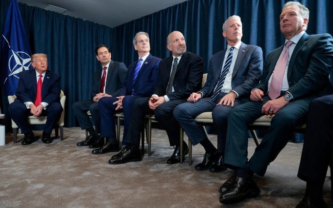 Tổng thống Mỹ Donald Trump cùng các lãnh đạo trong chính phủ Mỹ tham dự một cuộc họp song phương bên lề Diễn đàn Kinh tế Thế giới ở Davos, Thụy Sĩ, hồi tháng 1. Ảnh: AFP