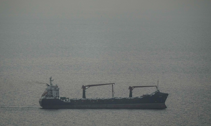 Một tàu hàng đi qua vịnh Arab, hướng về phía eo Hormuz ngày 22/3. Ảnh: AP