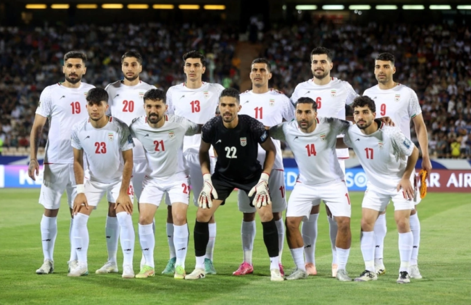 Cầu thủ Iran chụp ảnh trước trận gặp Triều Tiên tại vòng loại World Cup 2026 trên sân Azadi, thành phố Tehran, Iran, tối 10/6/2025. Ảnh: Reuters