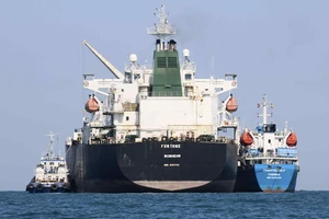 Chứng khoán toàn cầu đỏ lửa, giá dầu tiếp tục tăng mạnh giữa chiến sự Trung Đông