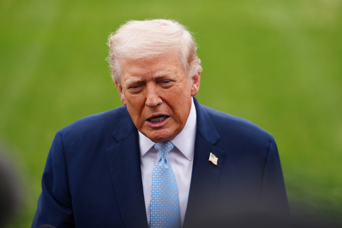 Tổng thống Mỹ Donald Trump trả lời phóng viên bên ngoài Nhà Trắng ngày 20/3. Ảnh: AP