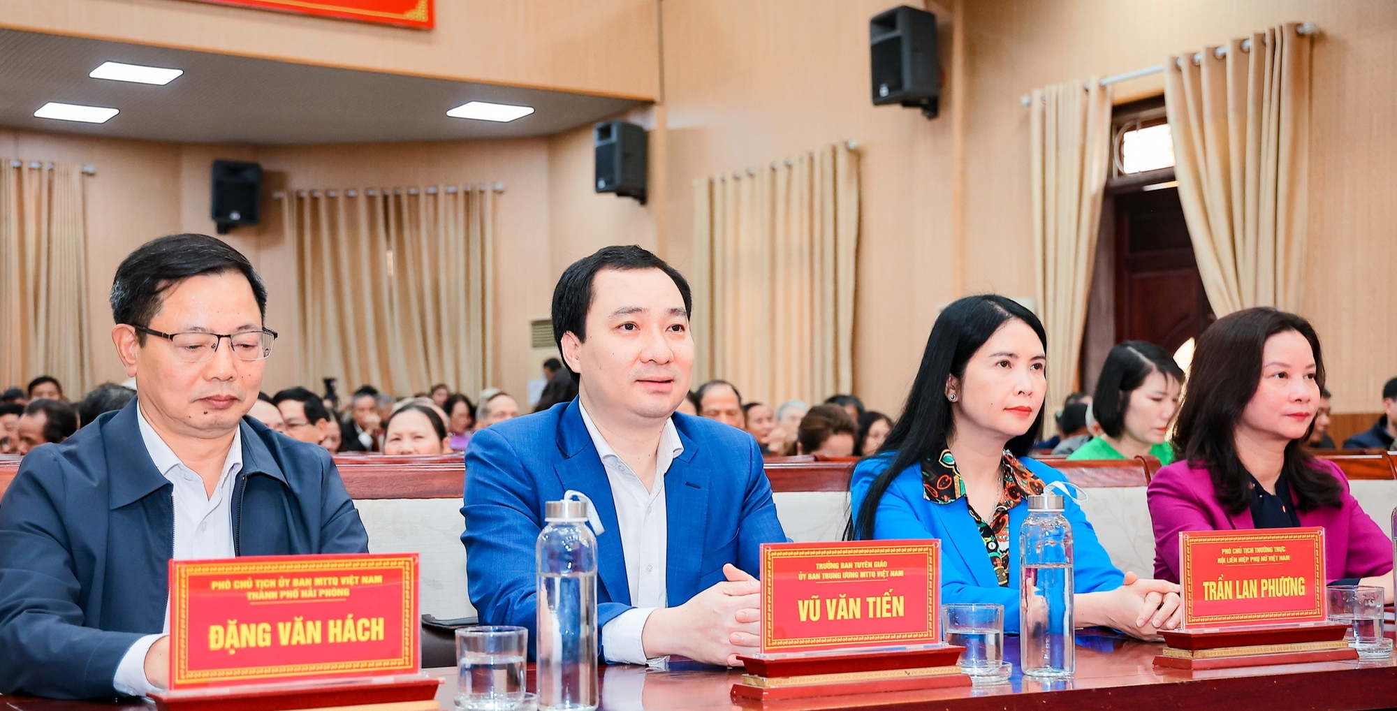 Ông Vũ Văn Tiến tiếp xúc cử tri tại Hải Phòng - Ảnh 2.