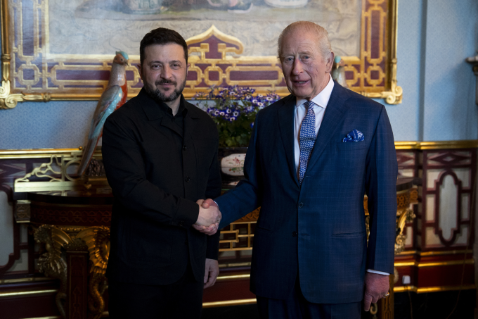 Tổng thống Ukraine Volodymyr Zelensky gặp Vua Anh Charles III ở London, ngày 17/3. Ảnh: AFP